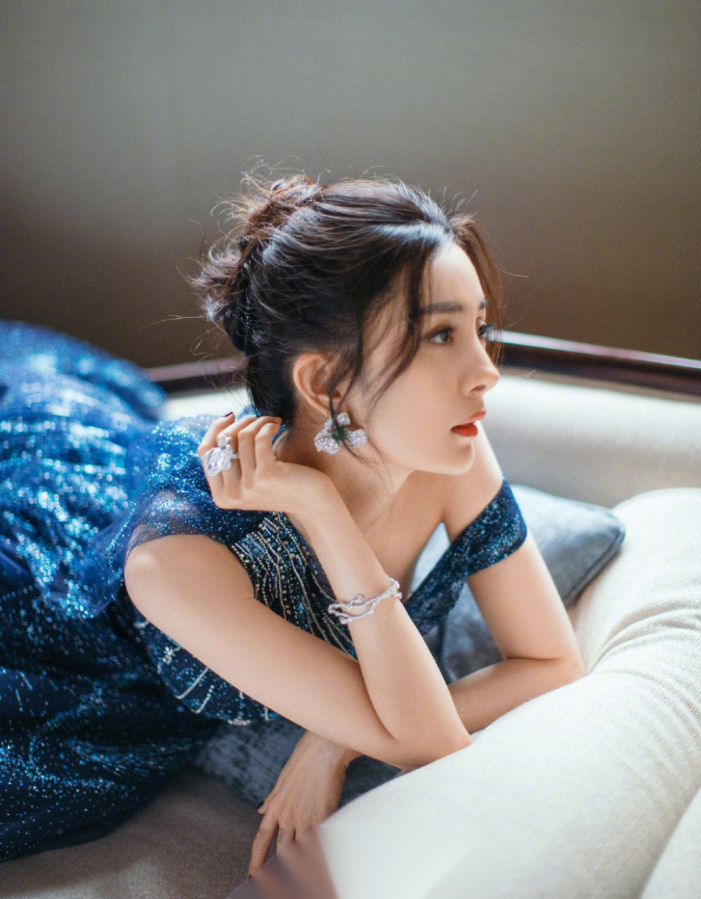 杨幂智族gq moty年度人物出发图 一袭流光星空蓝裙,梦幻优雅#杨幂暗夜