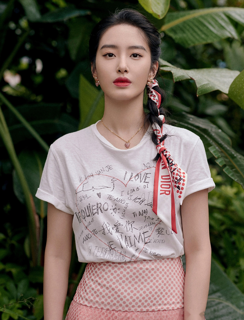 这次女装创意总监玛丽亚·嘉茜娅·蔻丽为七夕情人节特别打造的限定
