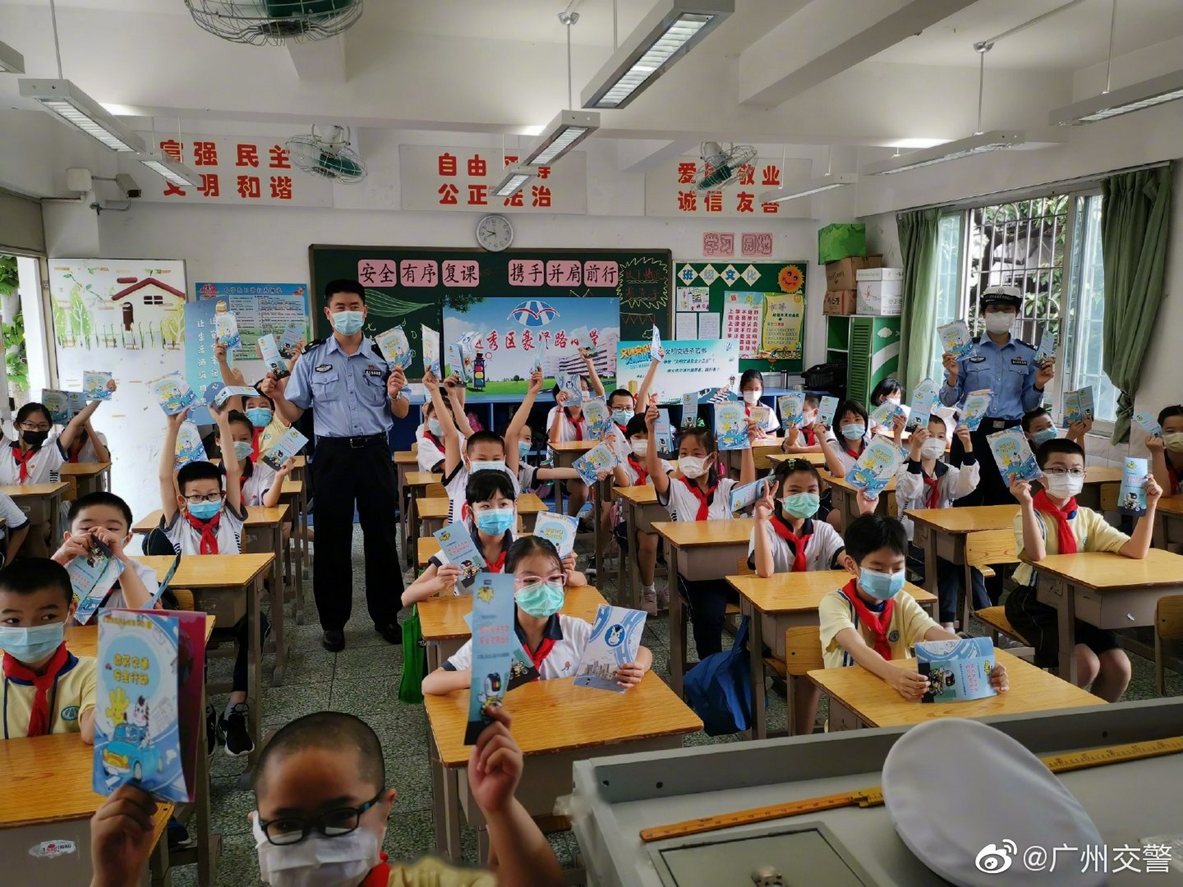 【小学开学啦,交通安全教育走进豪贤路小学.