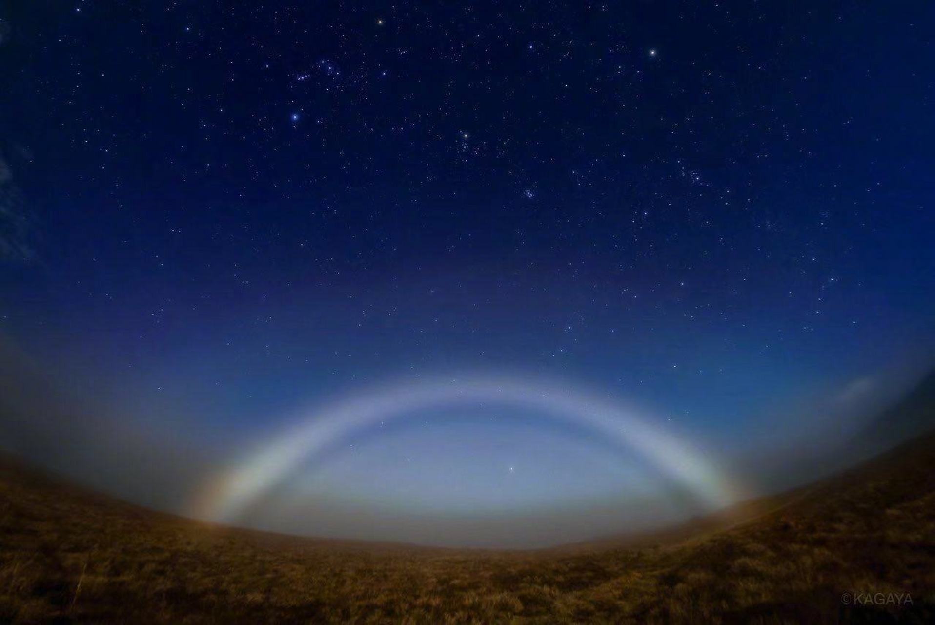 岛国摄影家kagaya拍下的夏威夷"月亮彩虹",只有在极稀有的气象条件下