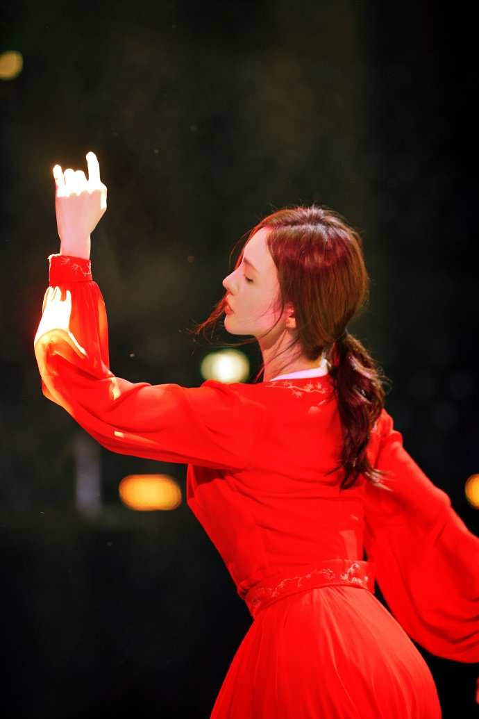 金晨舞蹈绝了 金晨一袭红衣格外的吸人眼球  曼妙的舞姿让人置身其中