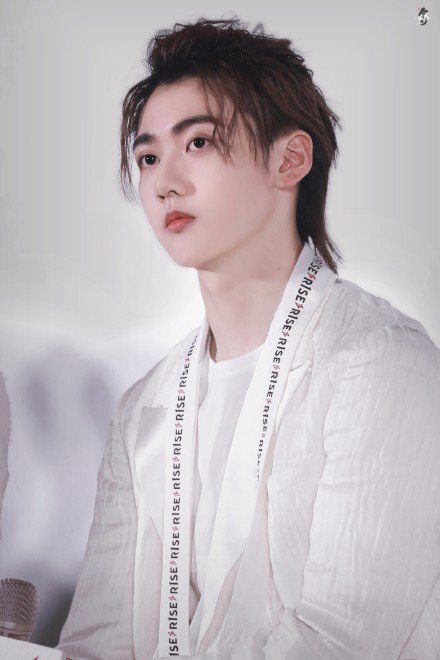 "大眼萌仔"焉栩嘉笑容太迷人了,小可爱超萌!萌与帅气并存的宝藏男孩!