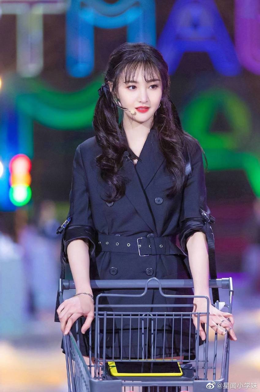 郑爽《爆款来了》剧照,你最喜欢哪一个造型啊?