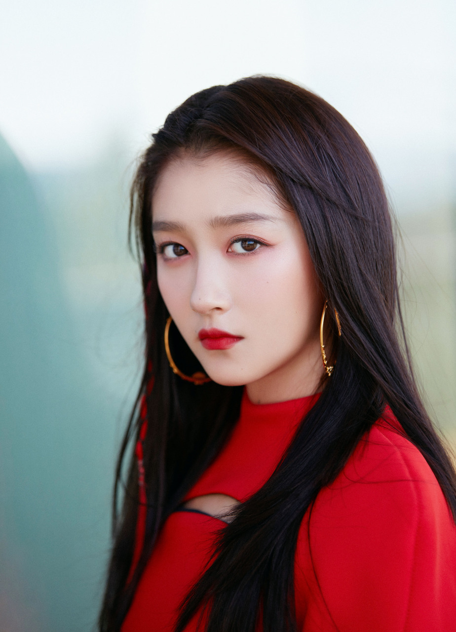 关晓彤 亮相#818超级秀# 元气开唱《你笑起来真好看》[太开心]甜美