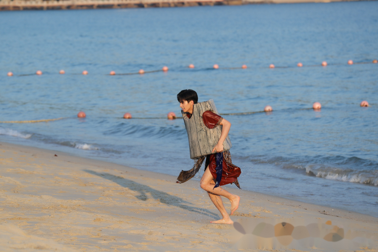 宋威龙这优越的身高,迷人的大长腿!