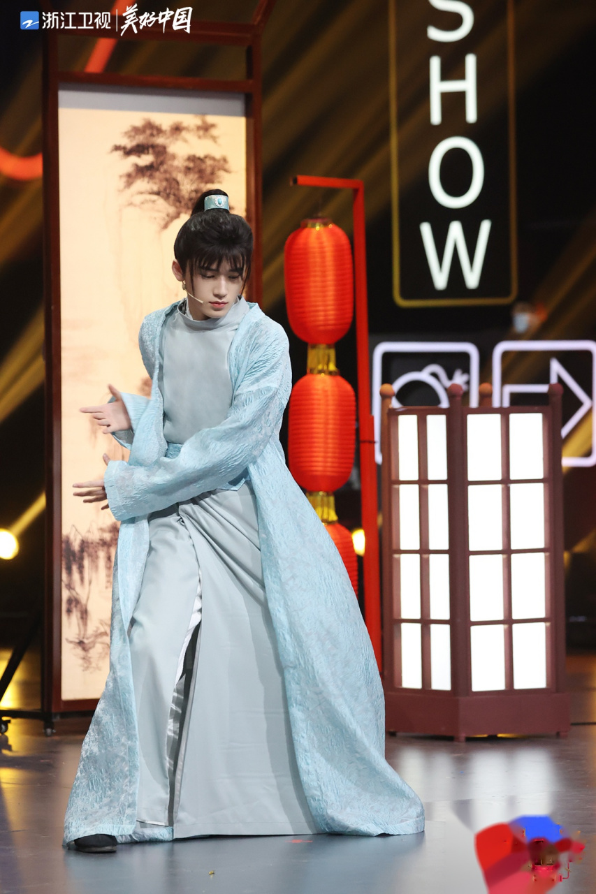 小宋@宋亚轩_时代少年团 扮演《山河令》里的张成岭,古装扮相帅气满分