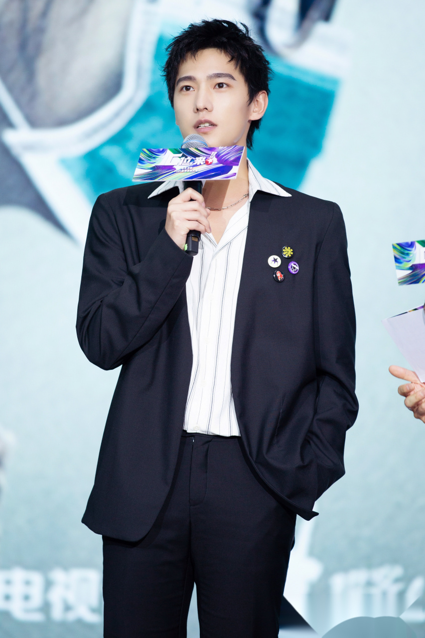 "狗啃碎发"造型醒目,像极了蒙奇奇萌萌的样子~有没有被可爱到呢?