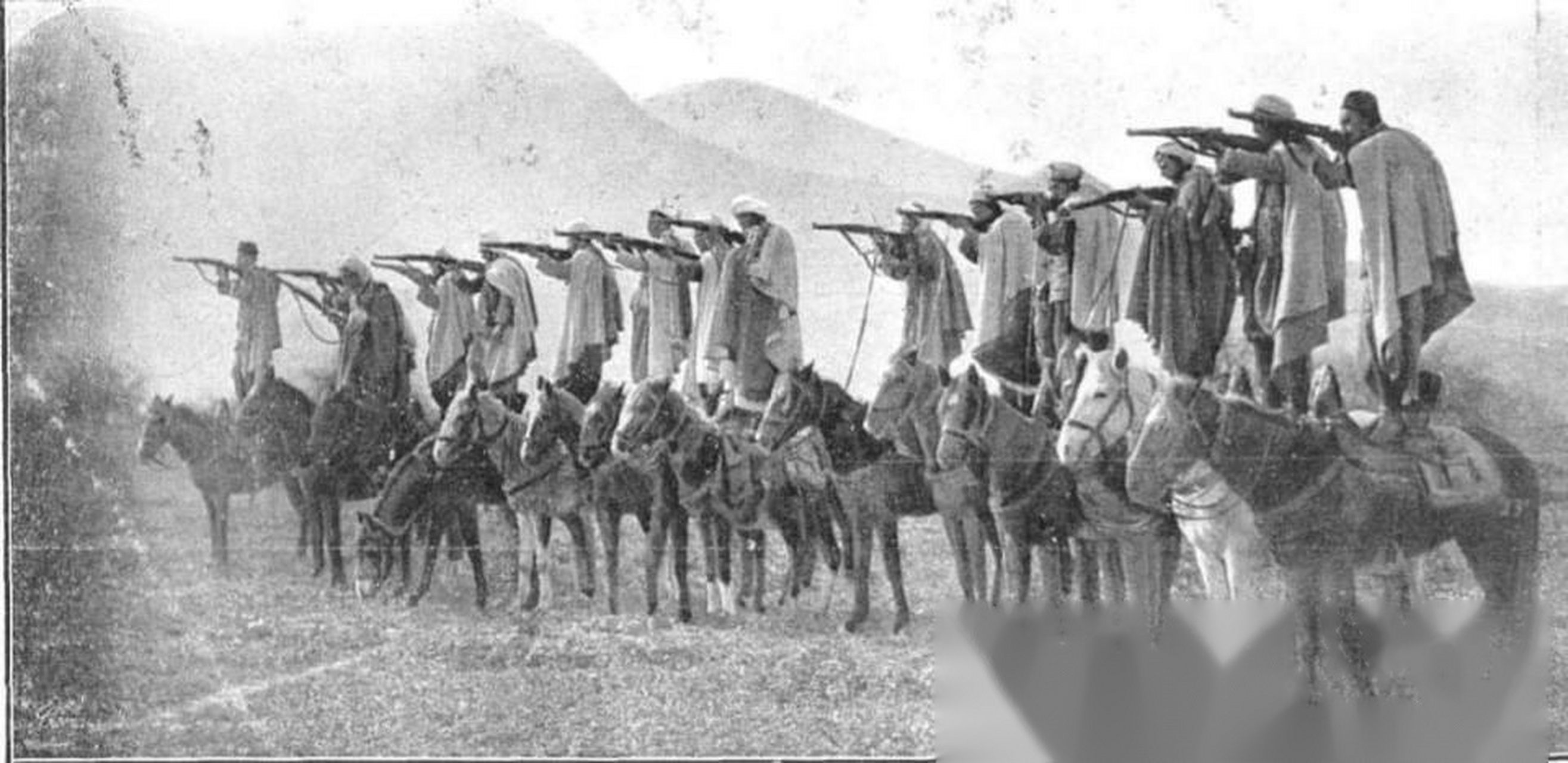 1922年里夫战争中的士兵正在进行高难度骑射