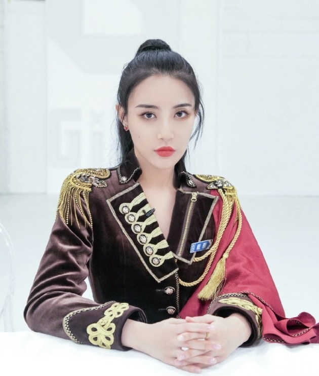 近日,曾参加《青春有你2》的训练生戴萌在直播中称曾可妮拉群建立了"