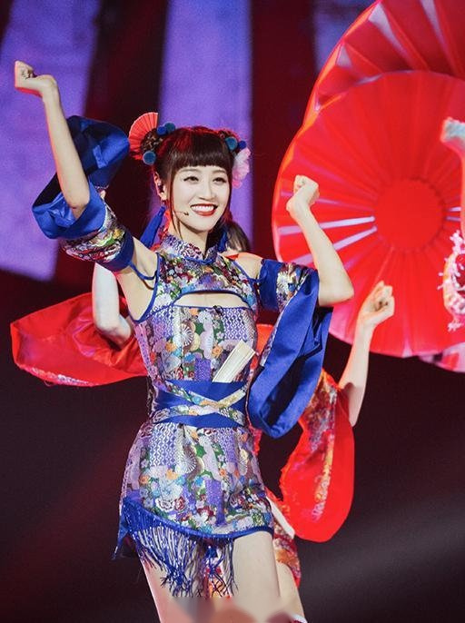 乘风破浪的姐姐》蓝盈莹演绎中国风造型,印花连衣裙散发古典韵味,哪吒