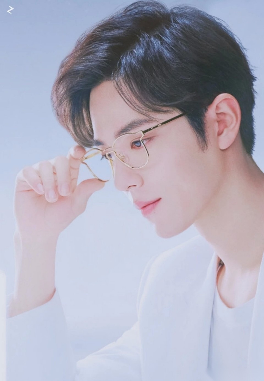 肖战白衣造型look,干干净净清清爽爽的大男孩,永远正能量,纯净的小赞.