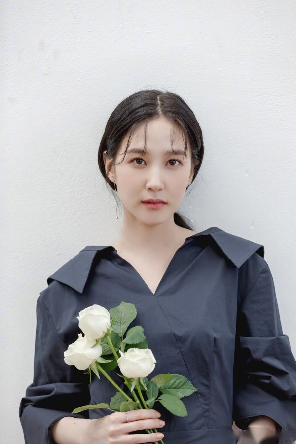 朴恩斌饰演音乐学院器乐系小提琴专业大四学生蔡松儿.