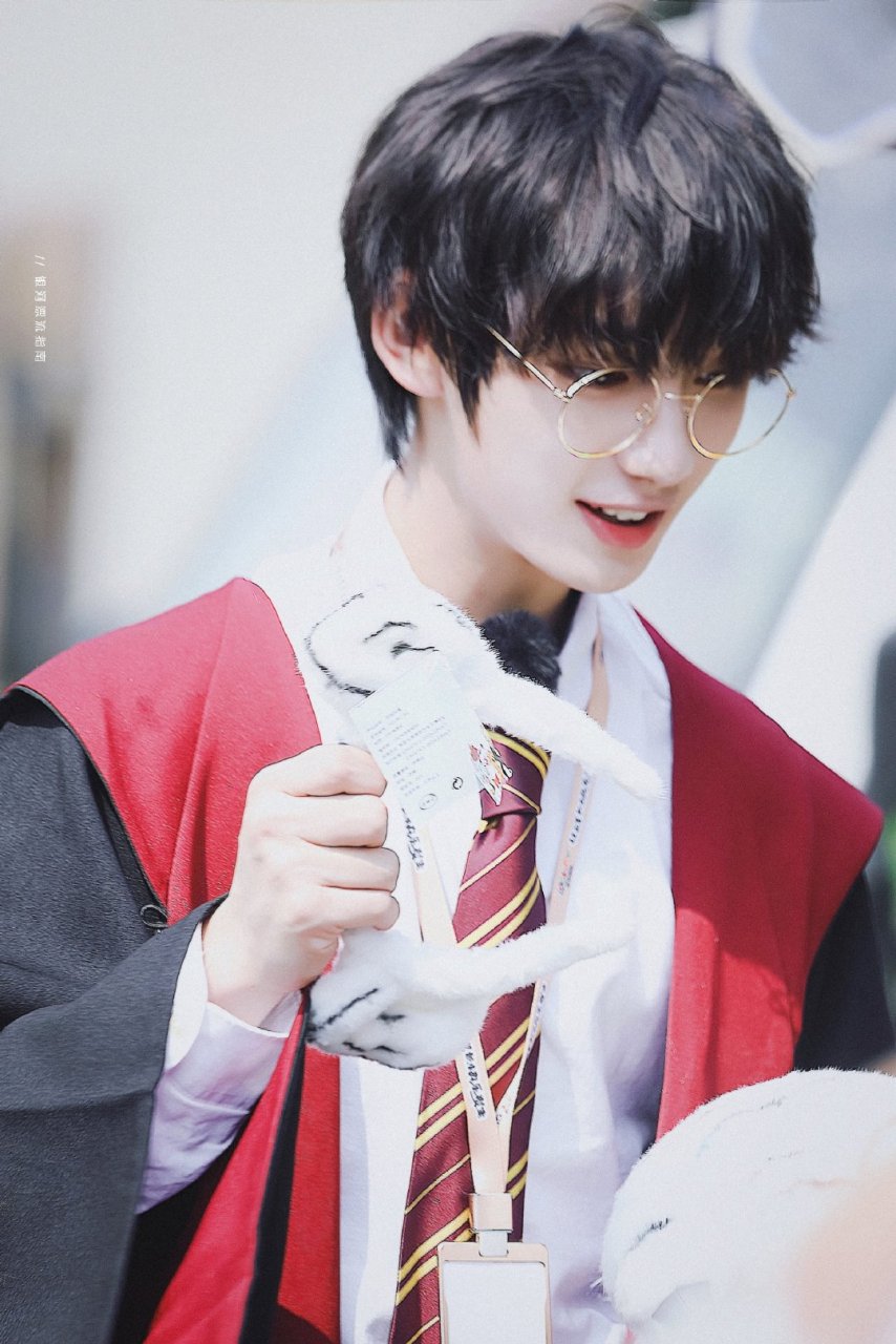 丁程鑫# 不知不觉中哈利波特长大啦@丁程鑫_时代少年团 戴着金丝眼镜