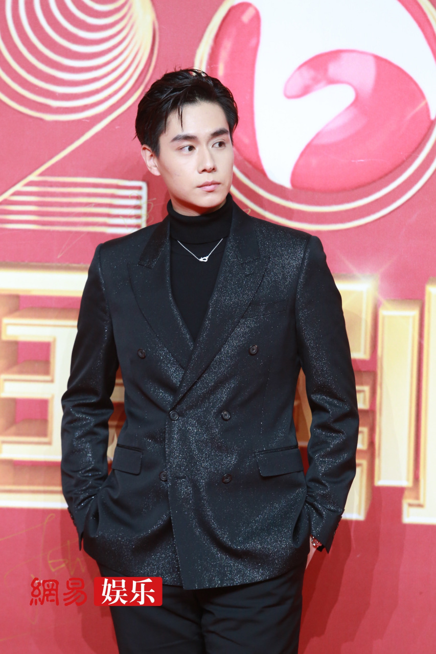 胡一天 身着亮片西装星光闪闪,点缀别致项链,出席2020#国剧盛典#红毯