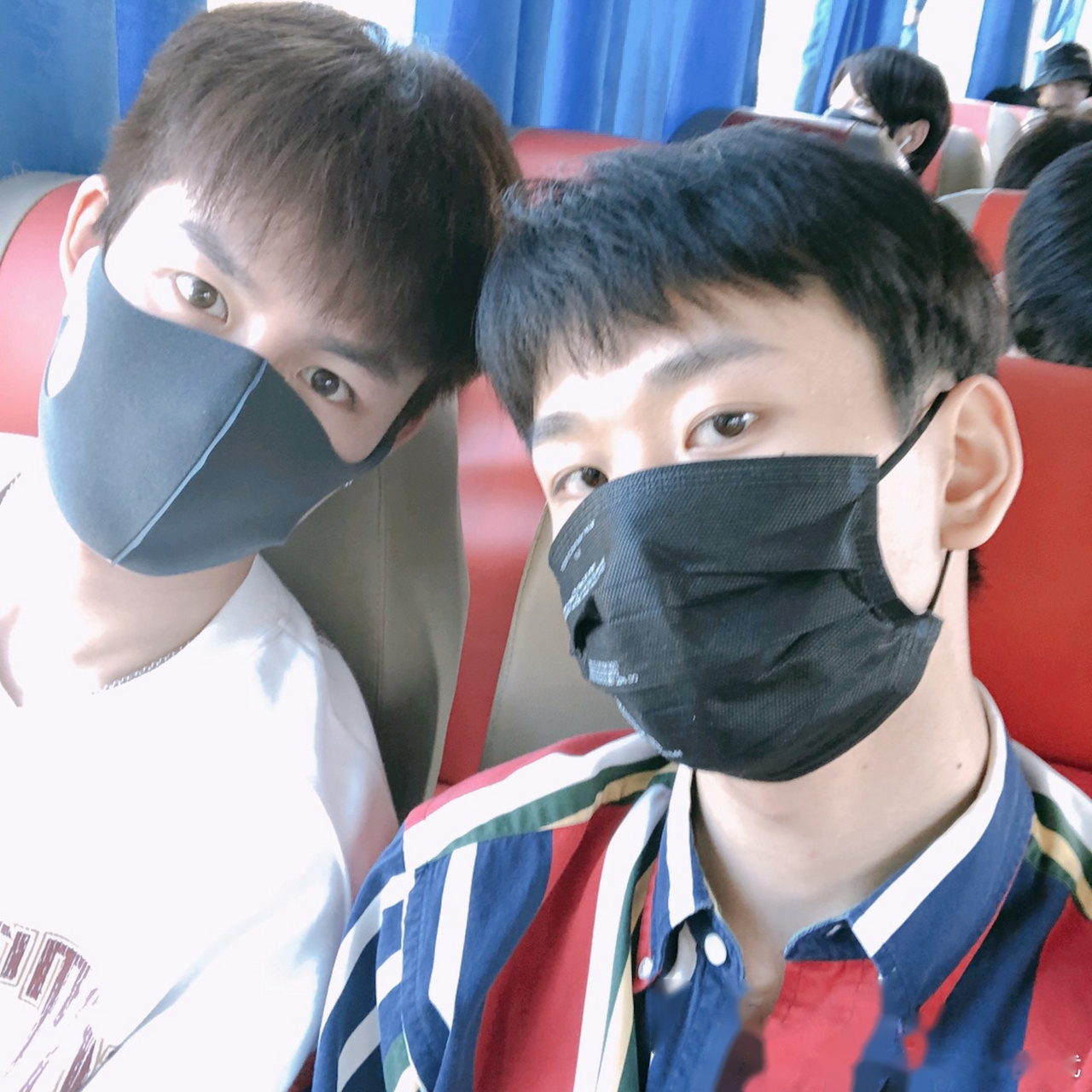 wuli大张猛 哈哈哈 记得去年你过生日的时候我们还在节目里 几个人围