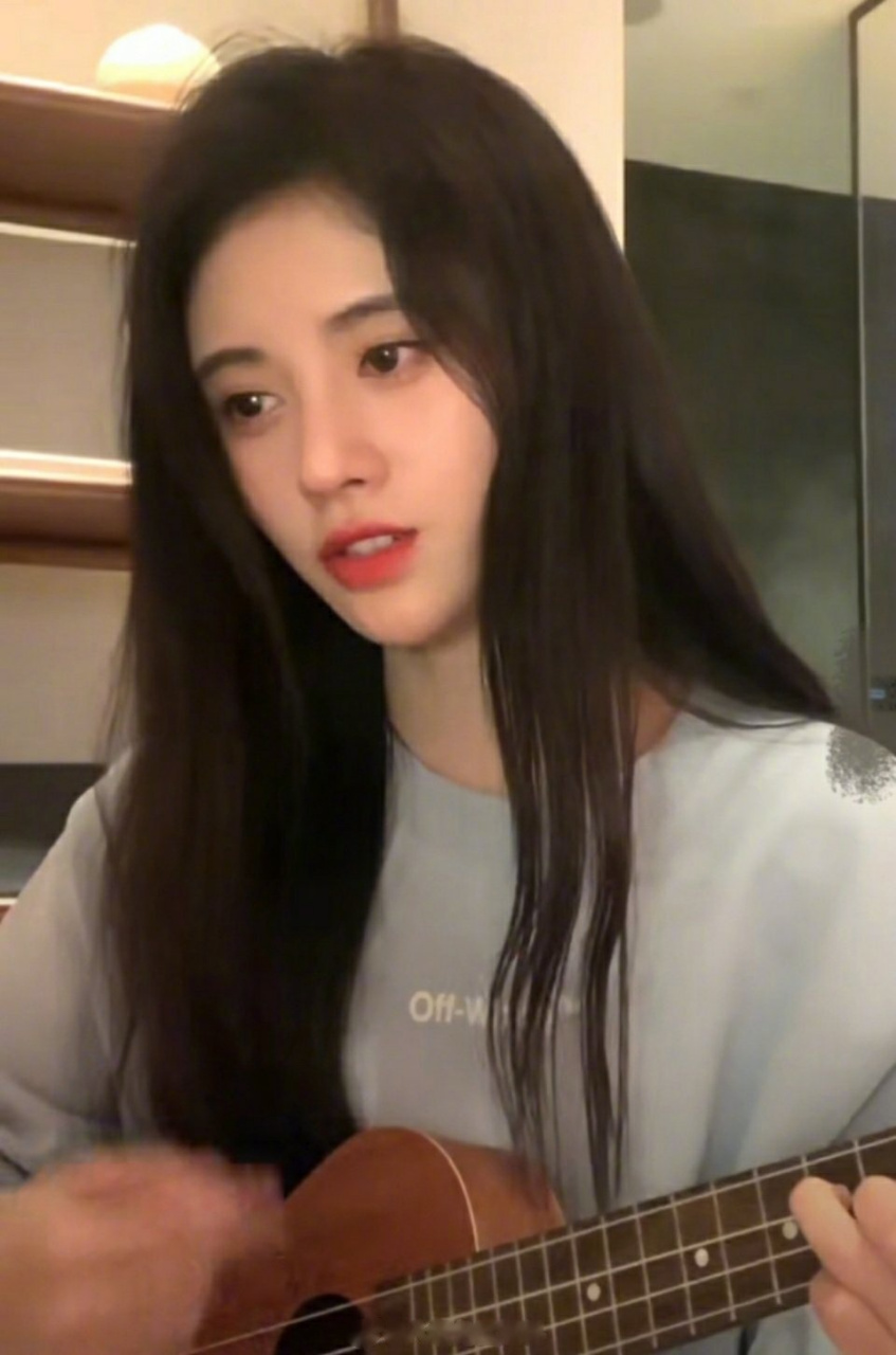 鞠婧祎弹尤克里里最新营业状态真的可,这位姐姐是真的很会