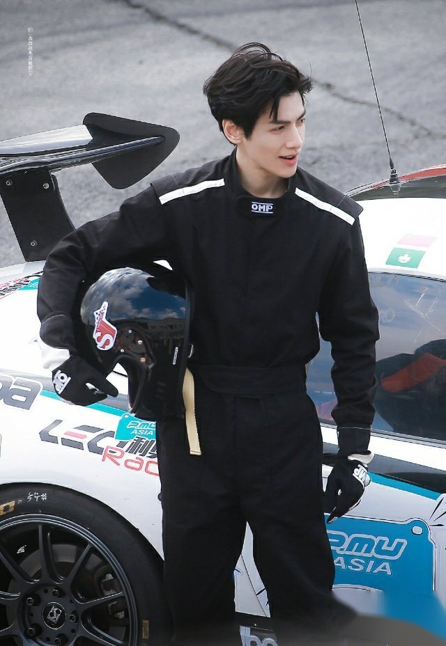 罗云熙赛车造型 罗云熙可塑性好强,穿什么像什么,赛车手你好!