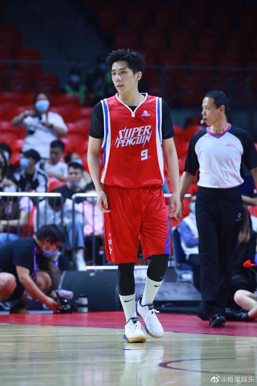 在球场上热血进攻的@演员王安宇 太帅了,会打篮球的男孩真的自动加分!