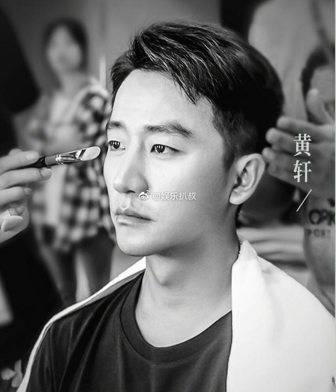 电影《1921》定档,黑白妆发海报出炉,我却被王俊凯的造型圈粉.