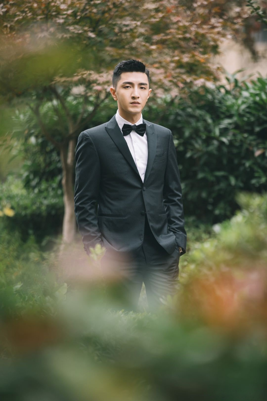 金瀚# 金瀚身着极简暗纹黑色西装,搭配同色系领结,受邀参加2020横店