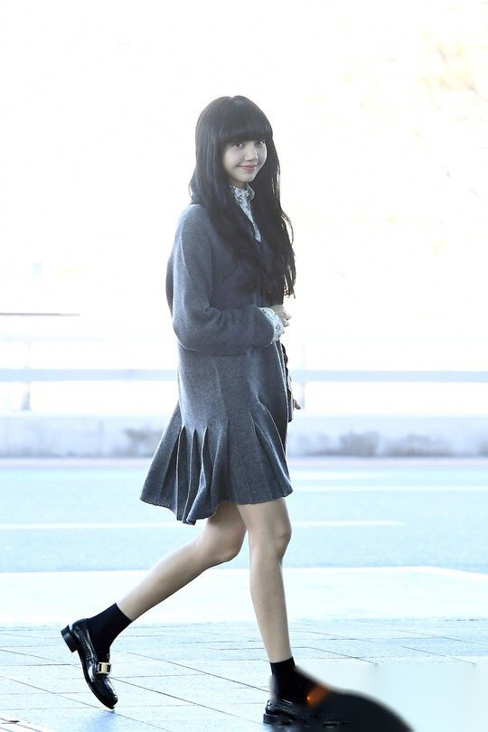 lisa黑色长卷发学院风造型现身机场,甜度满分