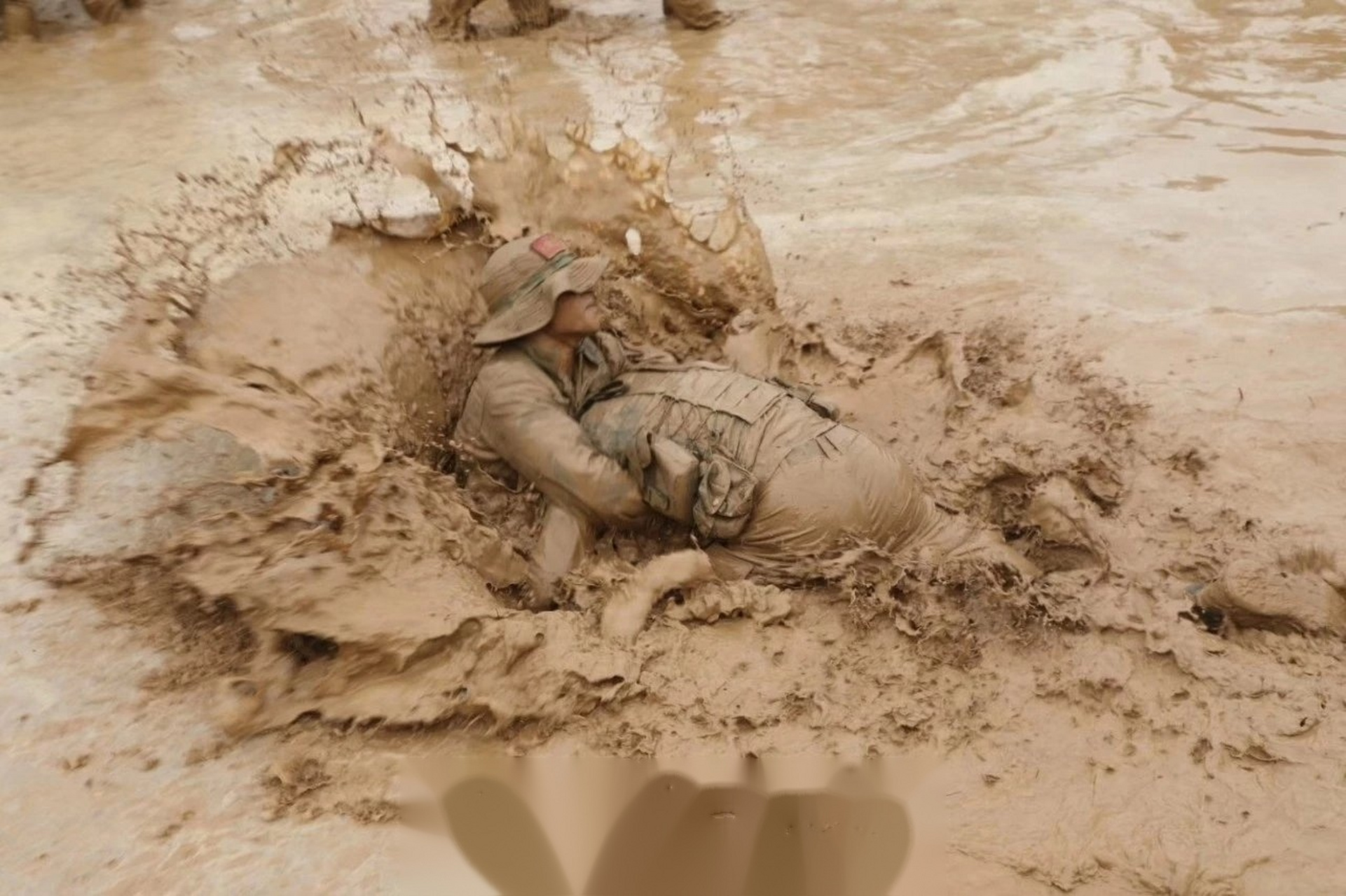 图片中的这支队伍,被称为"枭狼战队"他们的口号是:"团结互助,枭狼战斗