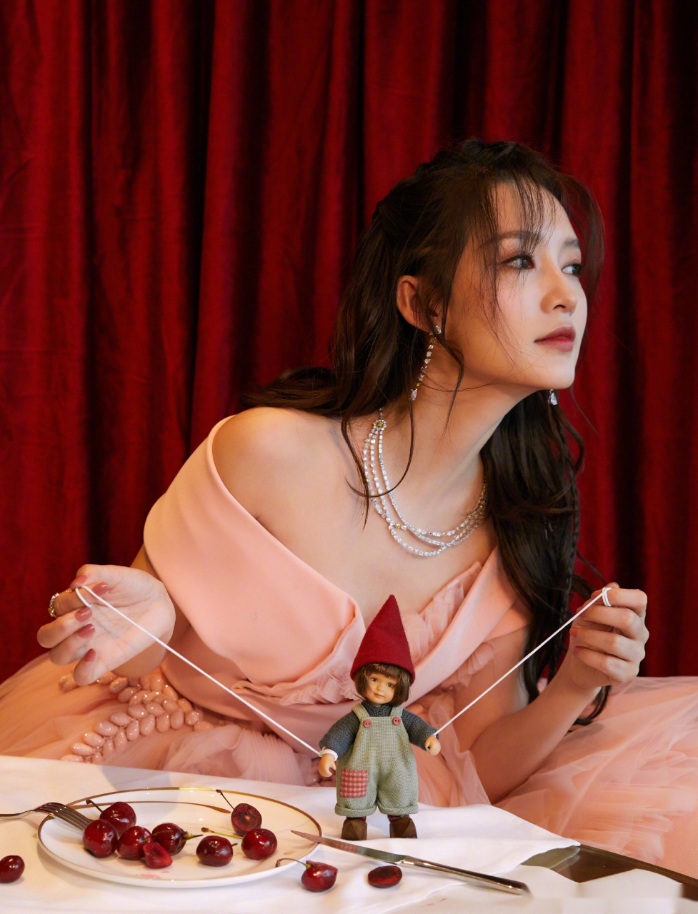 李沁在逃橱窗娃娃  @李沁 身穿粉色公主裙亮相cosmo时尚盛典红毯