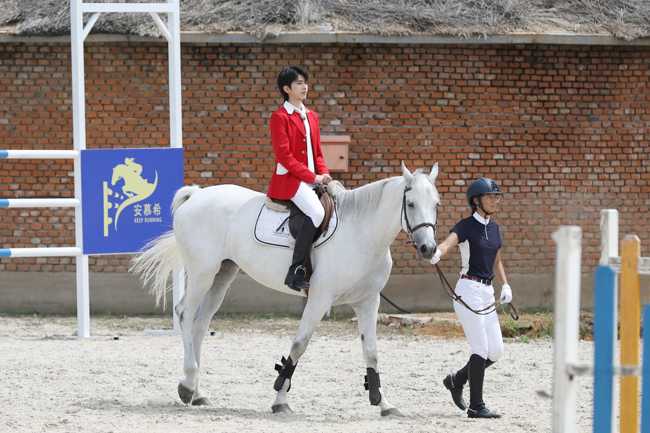 奔跑吧蔡徐坤# cxk
一场充满英式风韵的马术聚会,清凉夏日游泳池变"