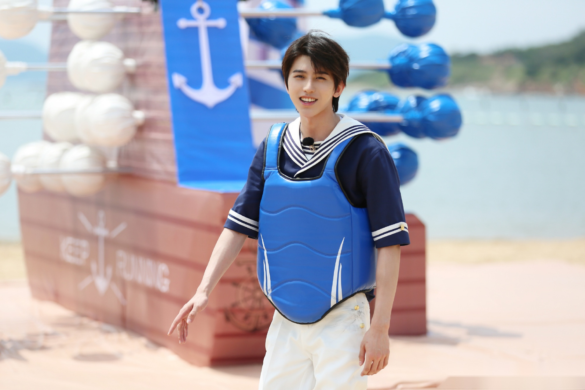 蔡徐坤《奔跑吧》高清剧照来啦蓝色水手服也太嫩了吧,今天是可爱小葵