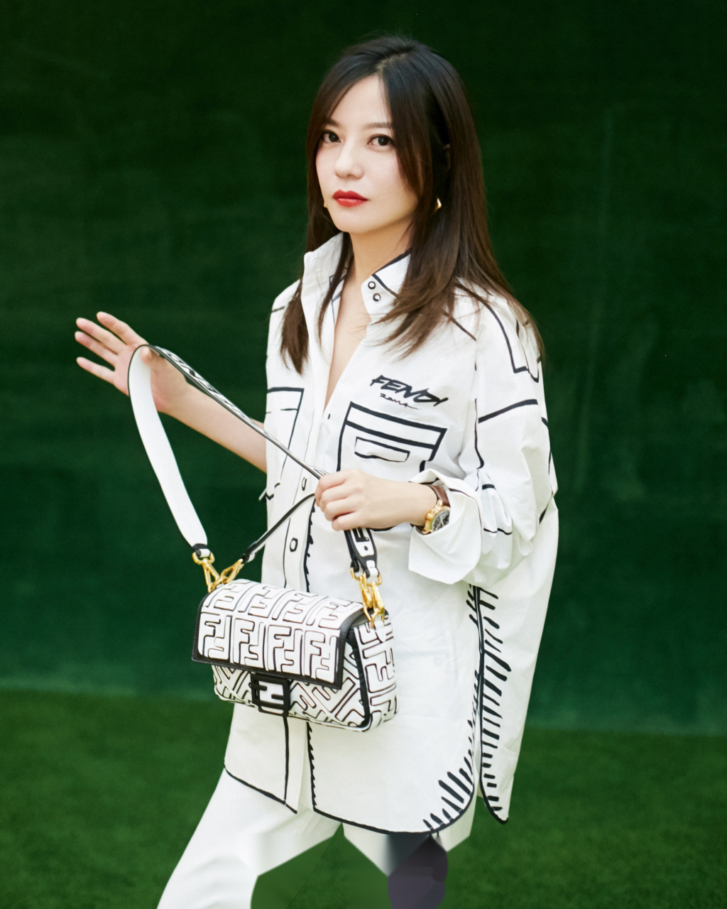 赵薇# 赵薇 in fendi 加州天空系列 妆发:张丁元ontime 摄影:摄邮师