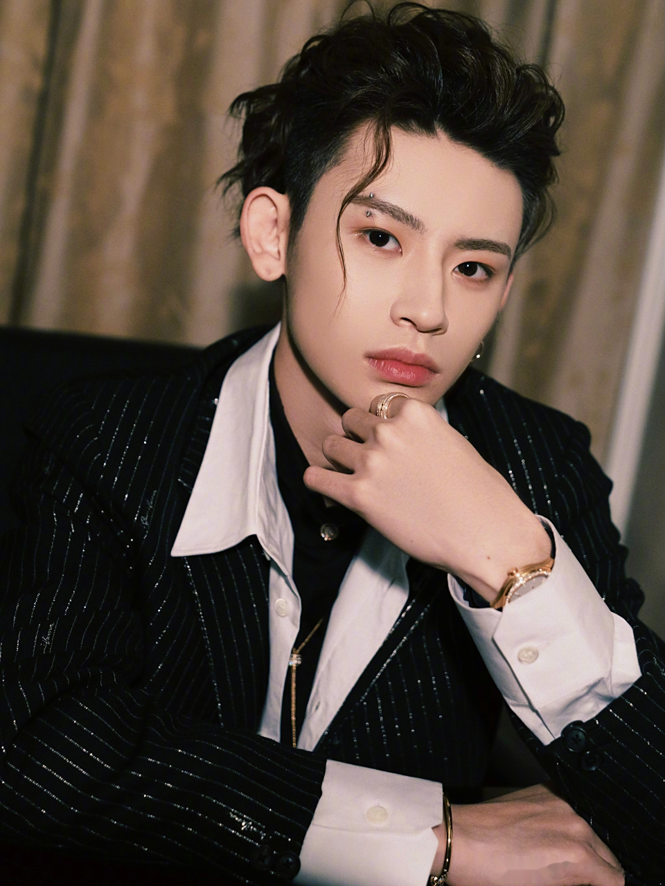 小鬼王琳凯 一身黑白叠穿,鎏银西装造型亮相成都,复古羊毛卷发型帅气