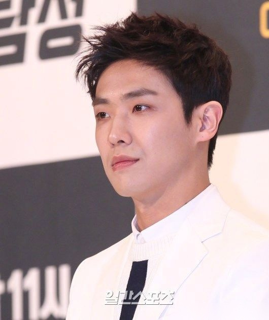 剧中饰演wlk间谍兼系统程序员泰硕一角,博学多识