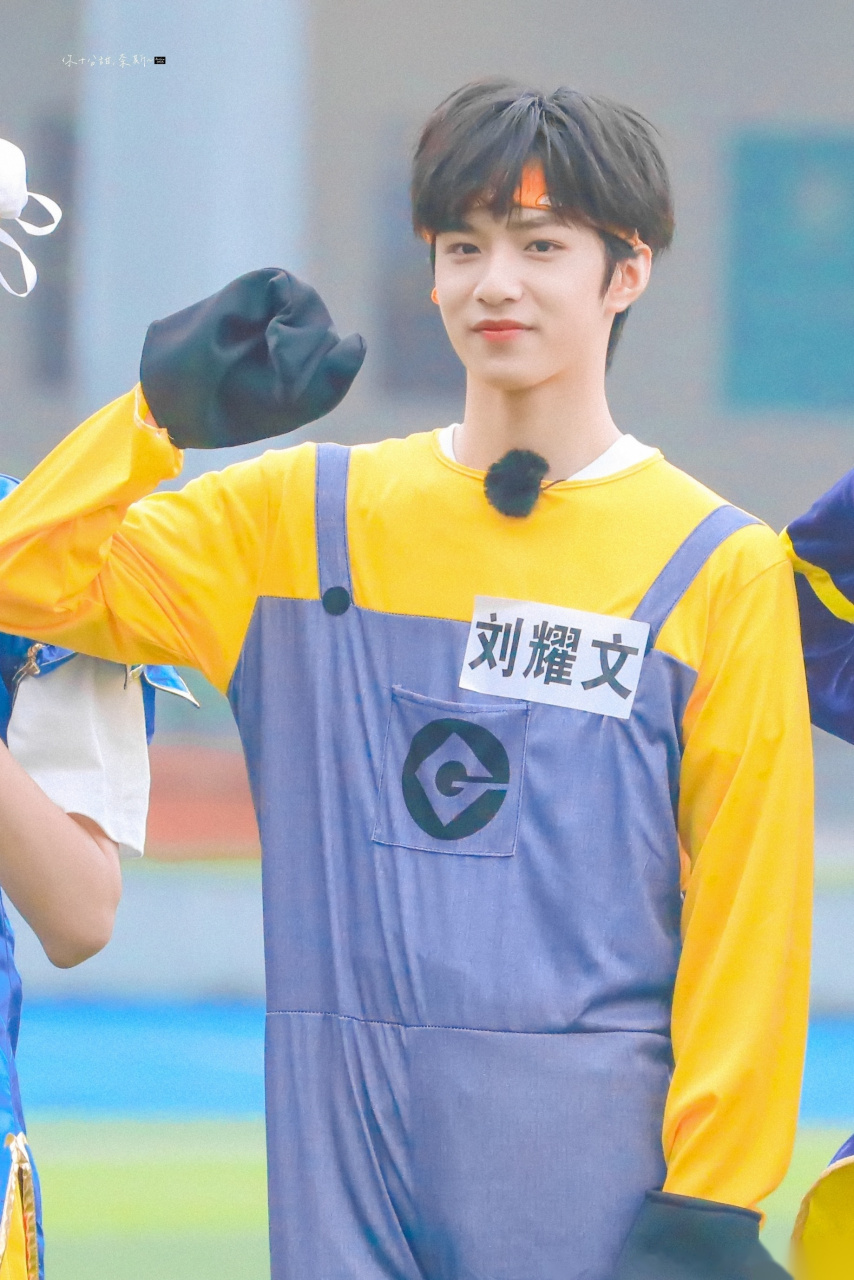 刘耀文夏日运动会饭拍 我怎么看到刘耀文就只看到满屏的大长腿了!