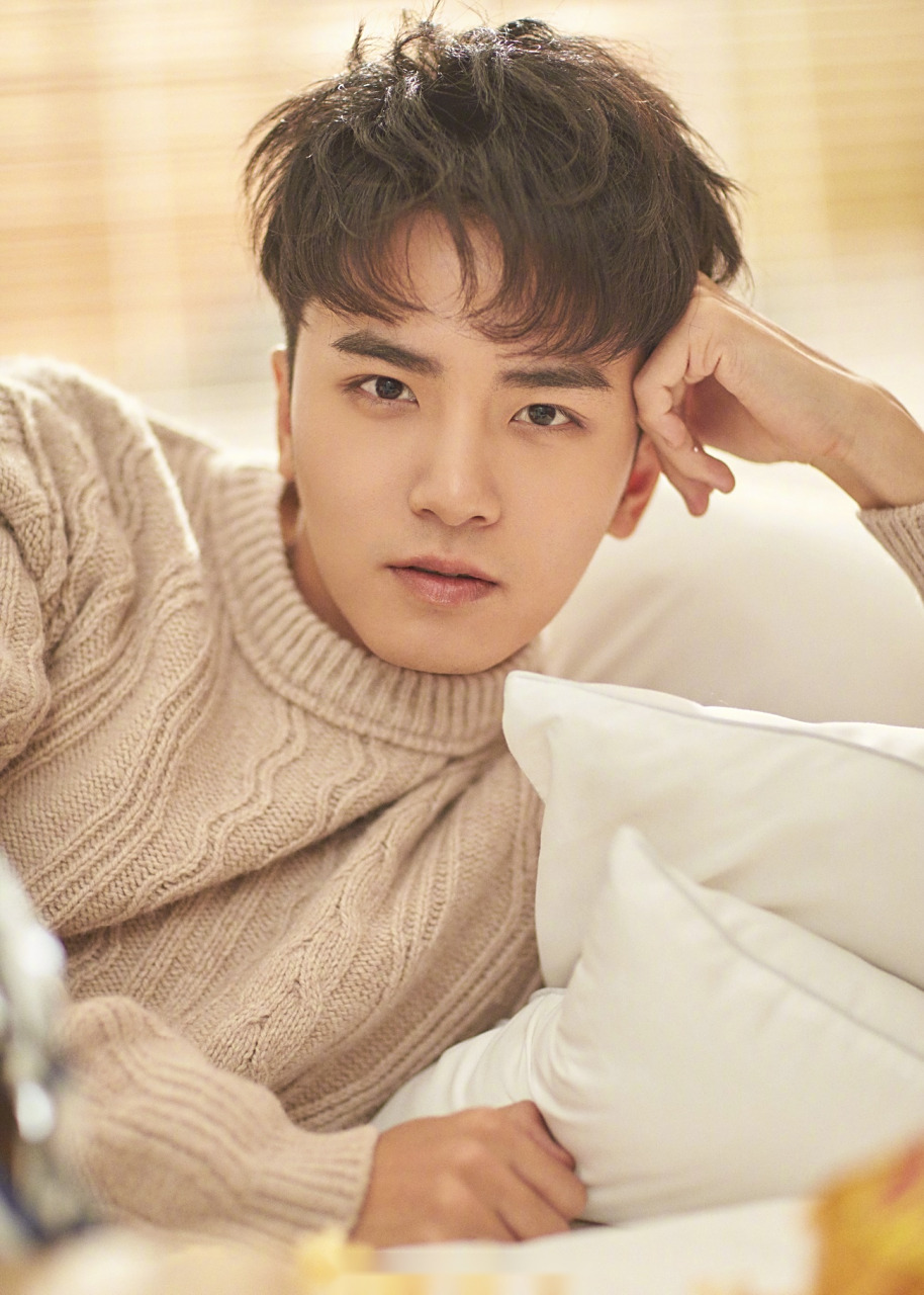 吴希泽@吴希泽发布一组生日主题大片,照片中的少年在闲适室内环境里