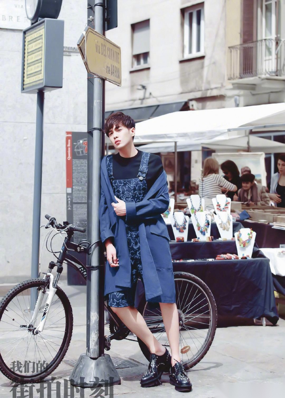 张若昀的腿真的又长又细又直啊!我酸了.