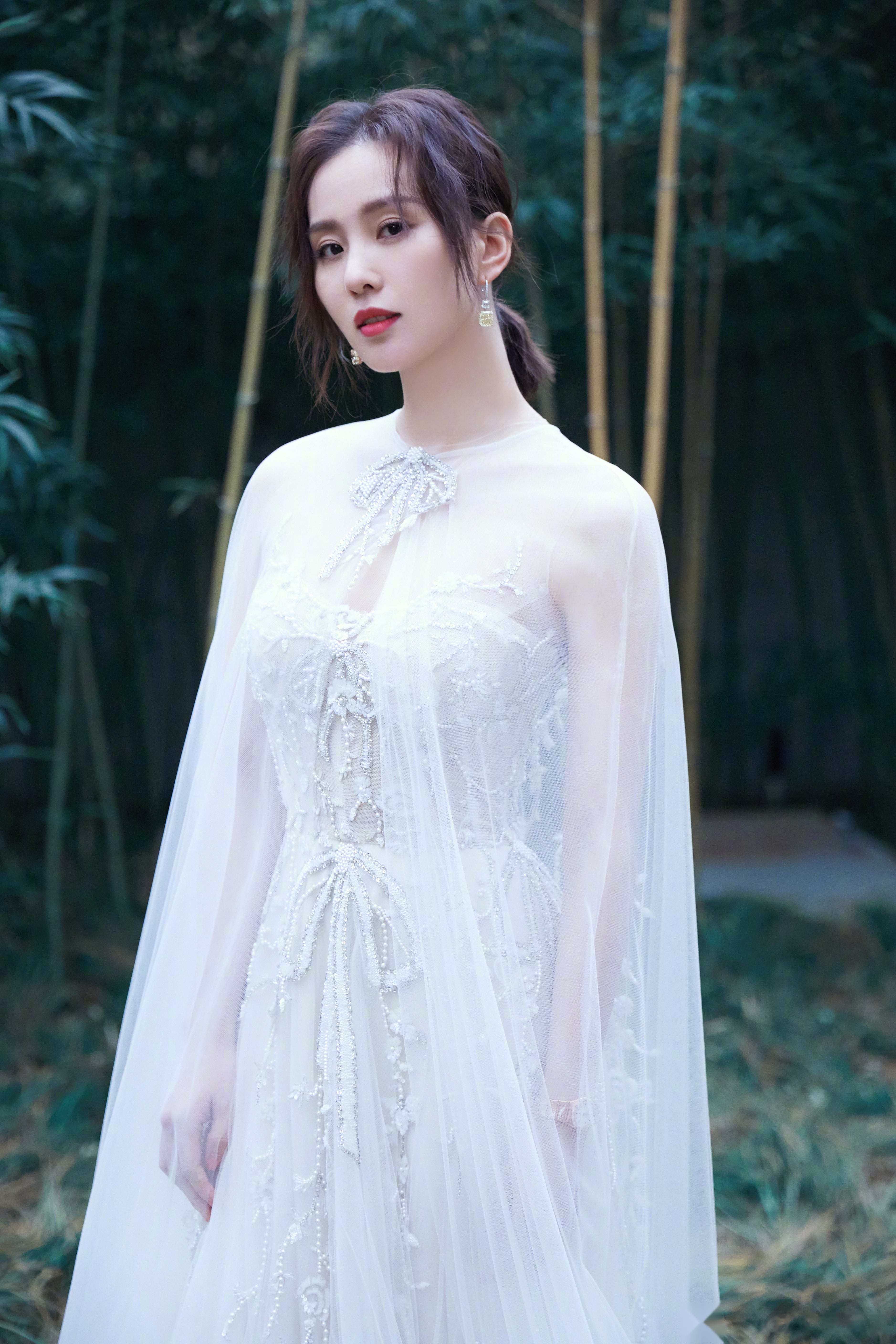 刘诗诗出席bazaar明星慈善夜,身穿白色仙女披风纱裙,清新温柔,此次