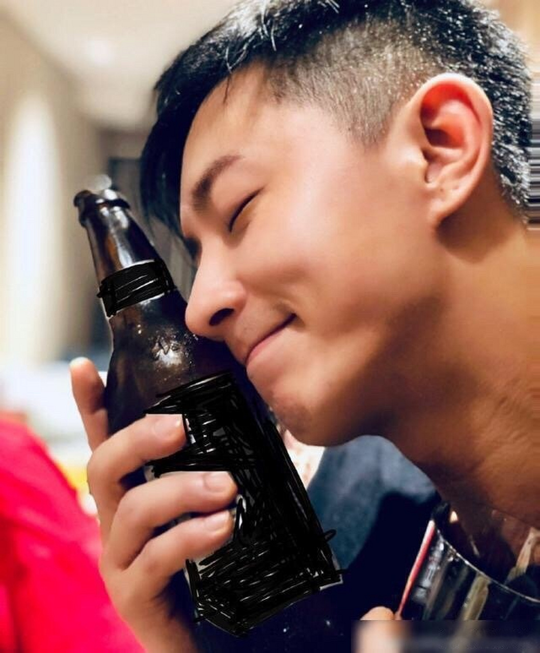 卢靖姗母亲节晒和婆婆合影,发文告慰天堂的妈妈,韩庚妈妈手捧鲜花笑容