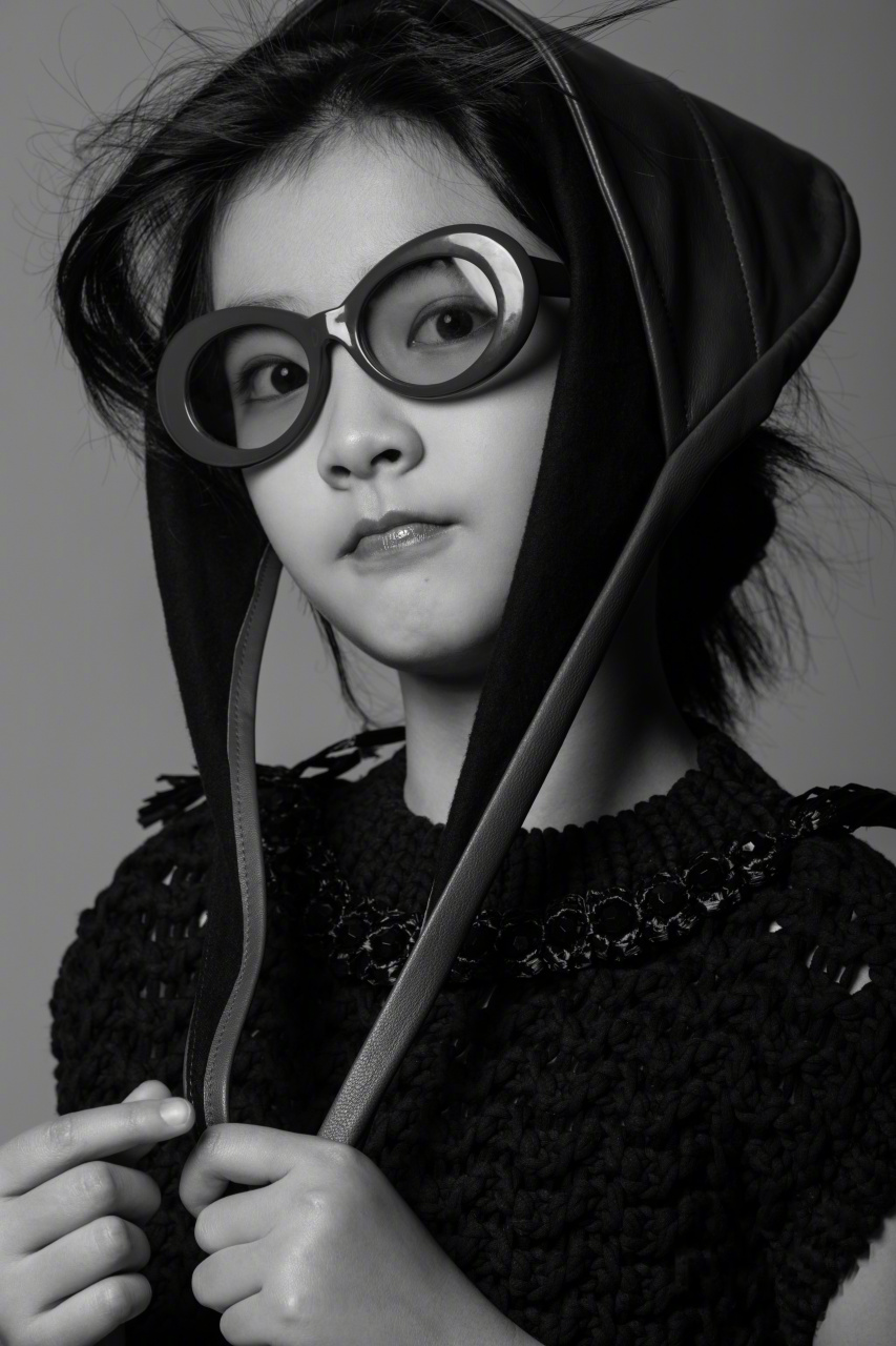 今日,王圣迪拍摄的《时尚芭莎》大片发布,大片整体采用黑白色调,质感