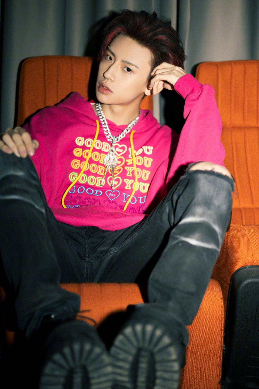 小鬼王琳凯 今晚助阵#天赐的声音#,身穿粉色卫衣少年感满满,二次悦览