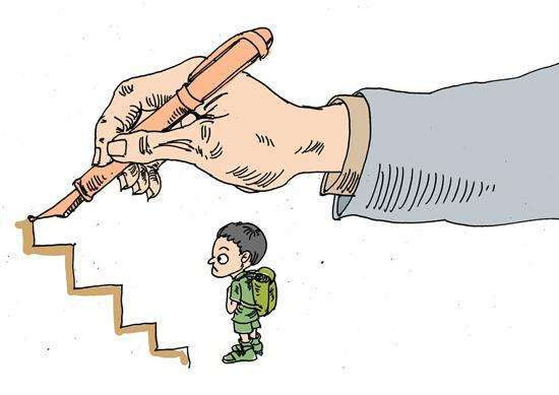 有的家长一方面生活中对孩子各种包办,不给孩子实践的机会,只盯着孩子