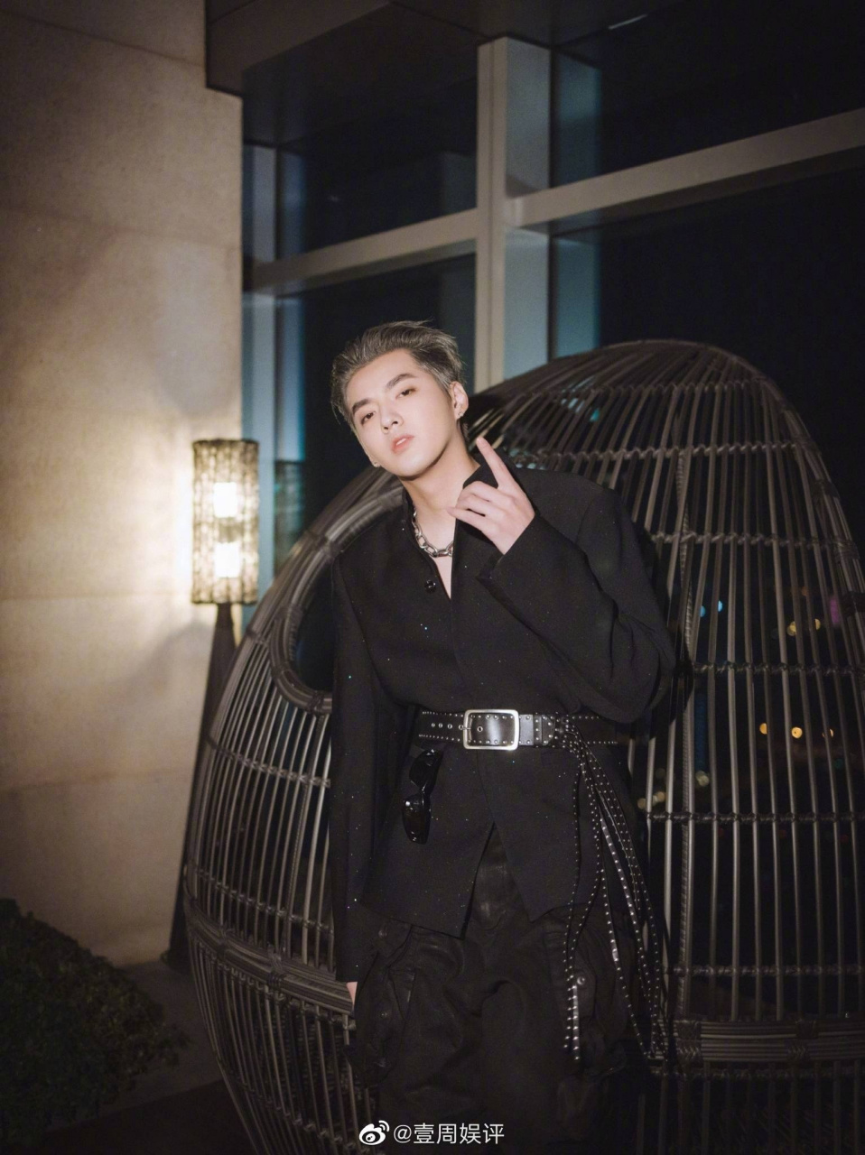 刘宇宁粉丝把吴亦凡粉丝应援的1000多个灯牌和应援物用水浇了[惊哭]