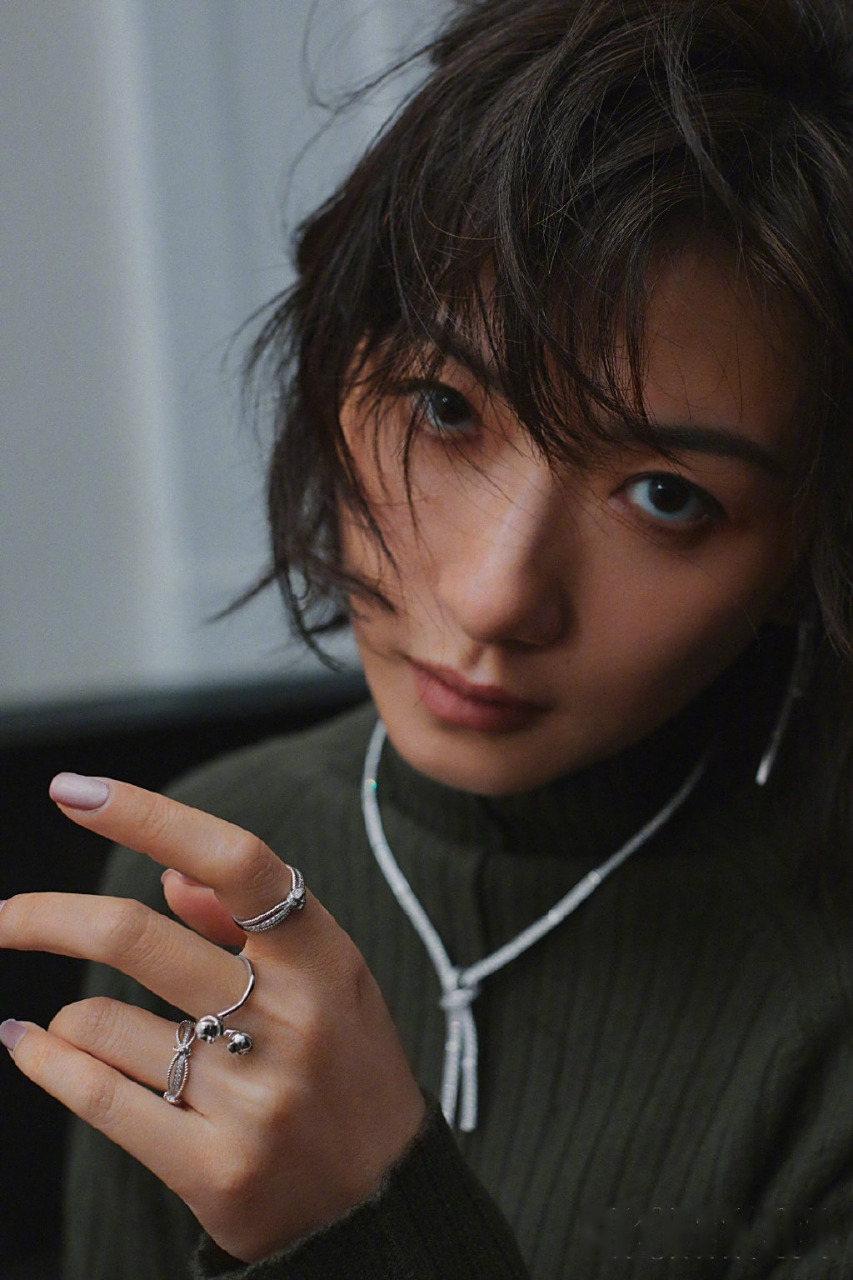 万茜时装lofficiel新刊封面大片,彩色条纹连衣裙,驼色质感大衣,率性廓