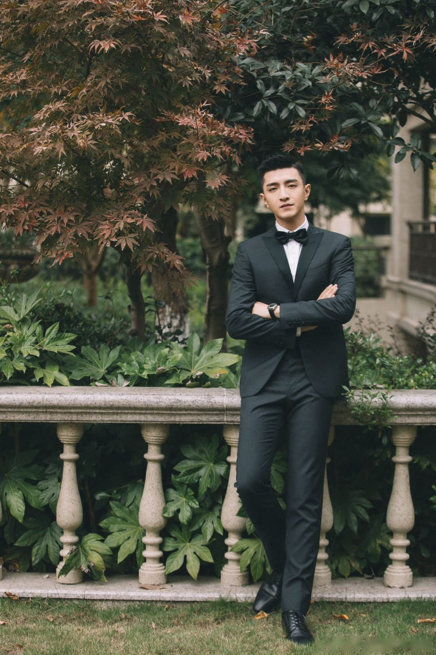 金瀚# 金瀚身着极简暗纹黑色西装,搭配同色系领结,受邀参加2020旱店