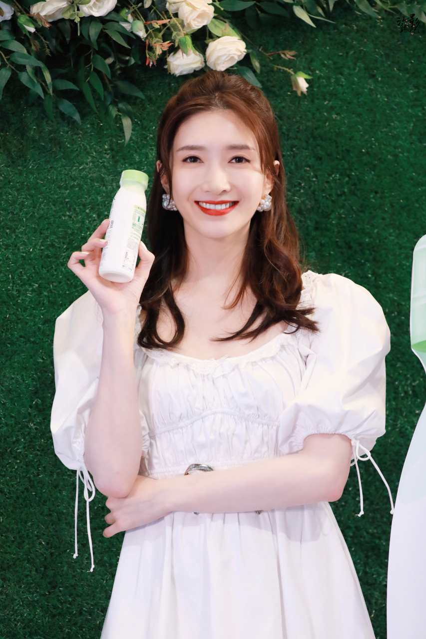 江疏影@江疏影代言伊利畅轻 200802|畅轻新品发布会 是迪士尼在逃