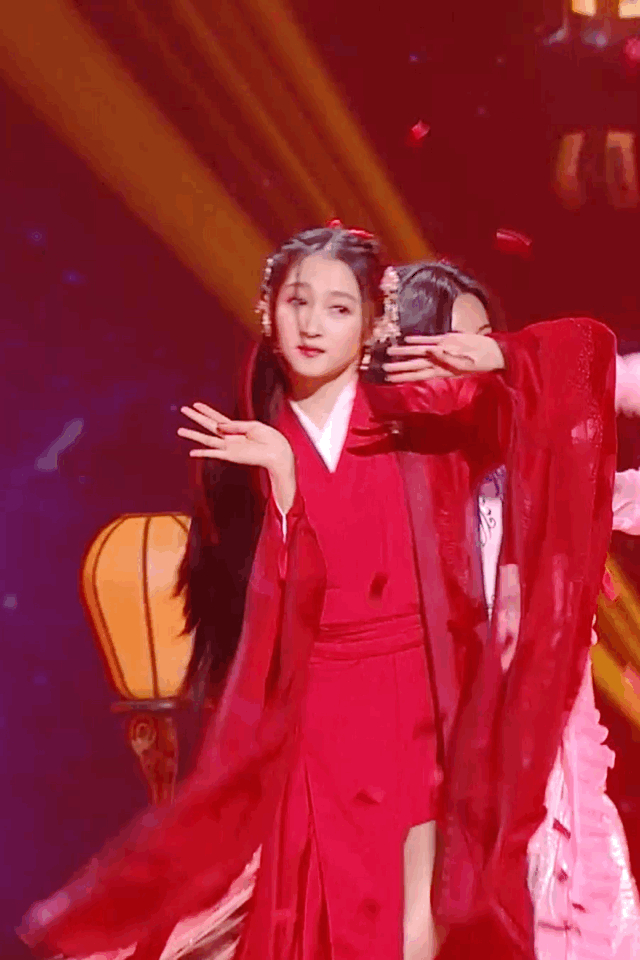 关晓彤红昭愿#关晓彤红衣造型很惊艳,眼神灵动舞姿柔美,国风妹妹真
