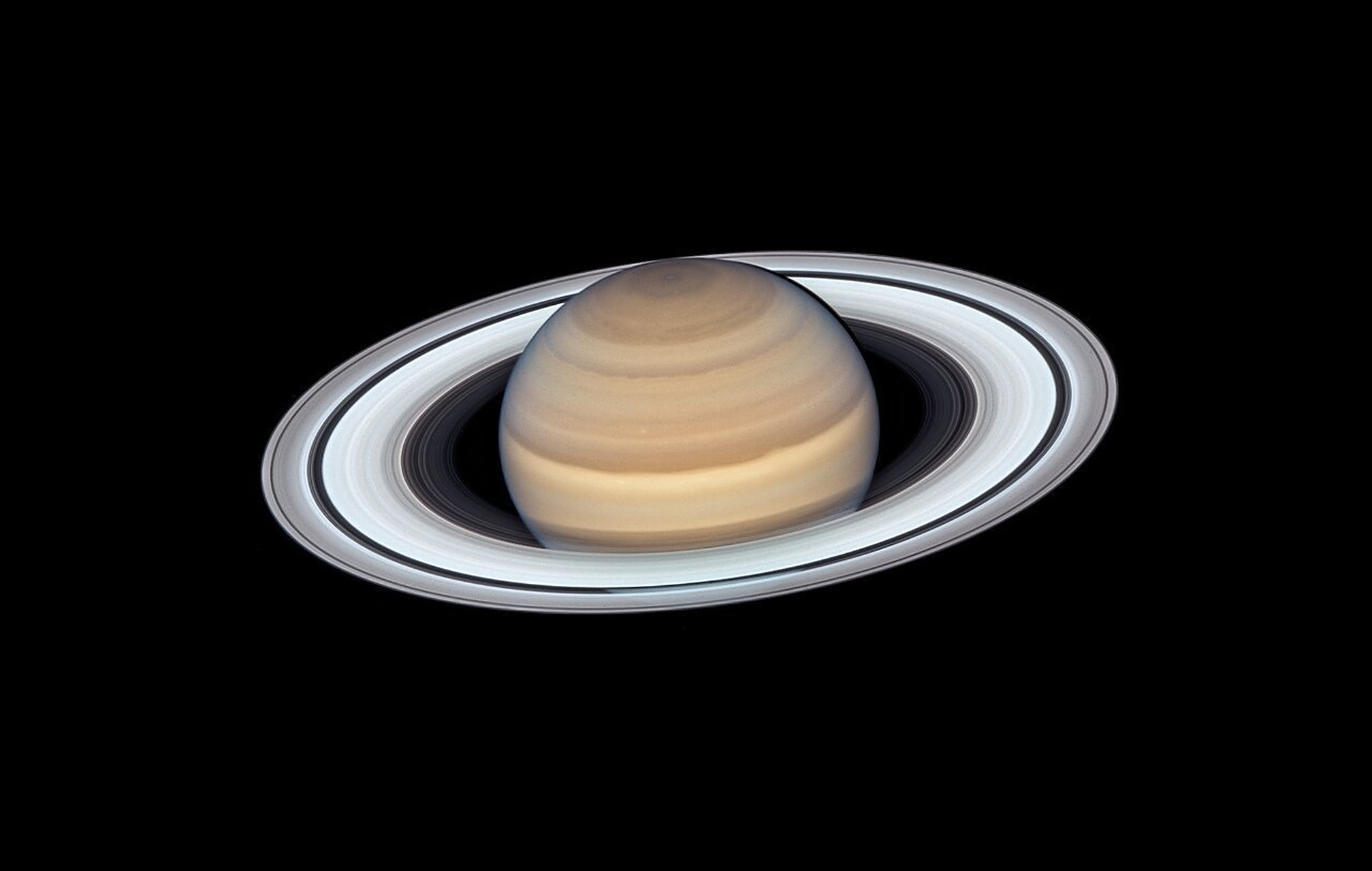 6月20日,哈勃望远镜观测到土星,这是它今年最接近地球的时候.