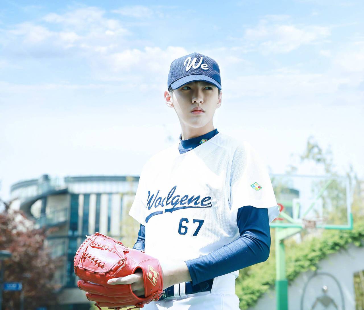 阳光洒进教室的窗,他在抿着嘴微笑 时光揉进尘