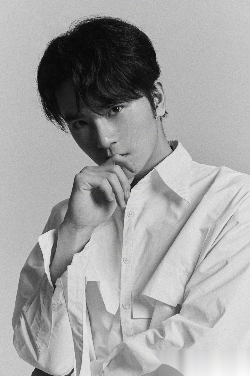 吴希泽晒出一组照片,黑白色系尽显质感,动作转换展露型格,从眉梢到