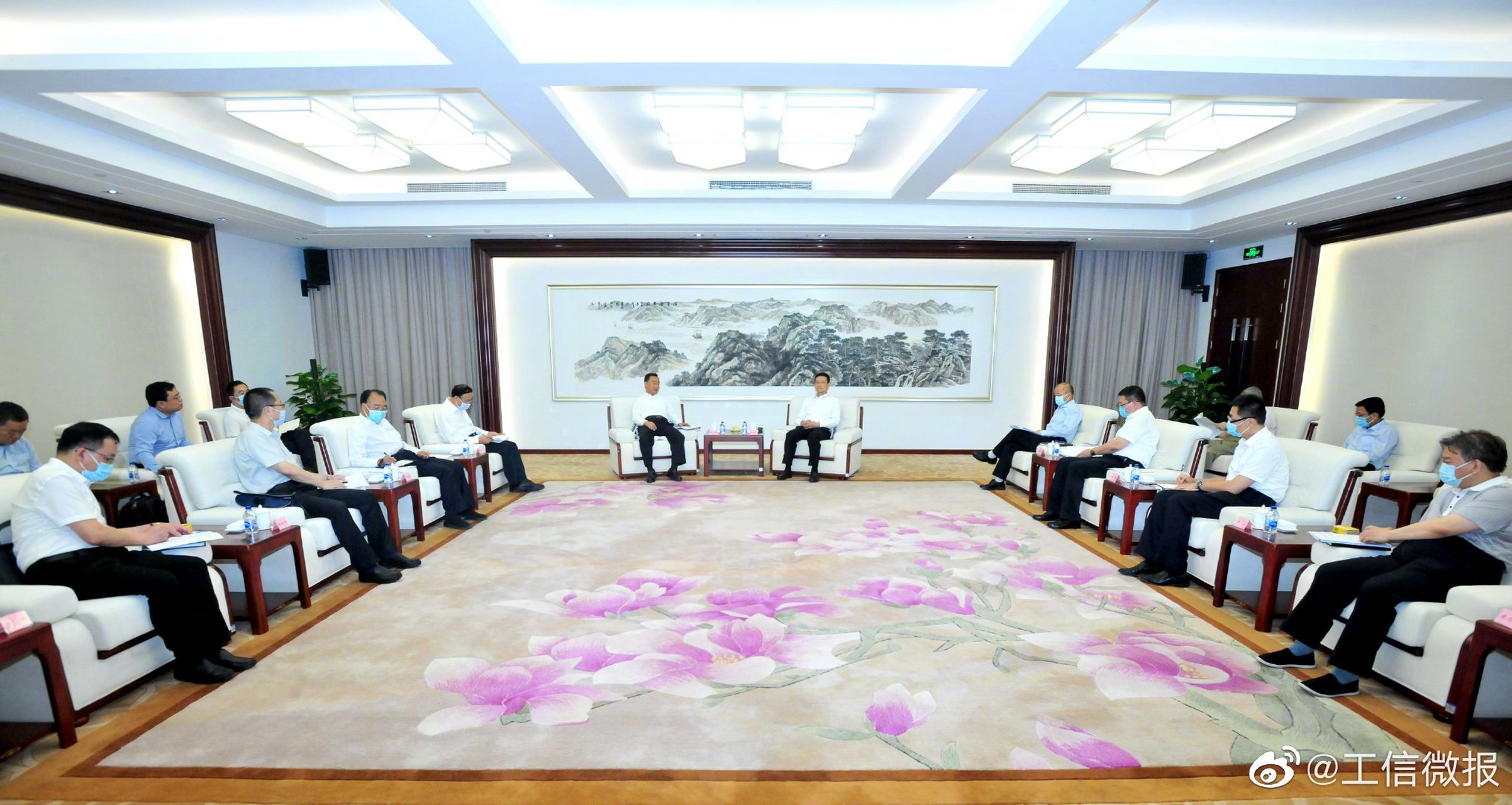 【肖亚庆会见甘肃省长唐仁健一行】9月8日,工业和信息化部党组书记