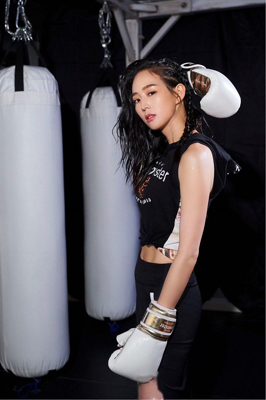 张钧甯分享了一组芭蕾照,多年的健身状态真好,形体也很好,果然坚持